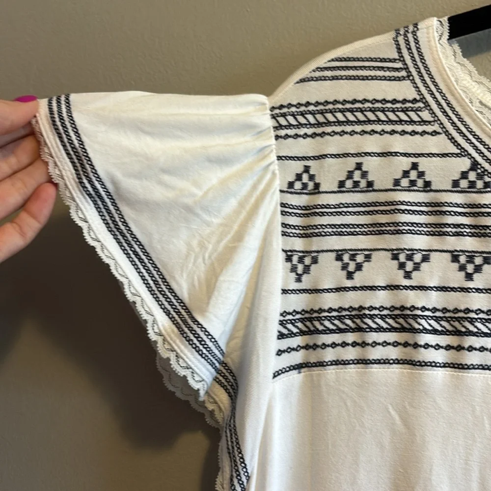 NWOT Torrid Super Soft Crewneck Embroidered Flutter Sleeve Top, sz 0 - Picture 7 of 8